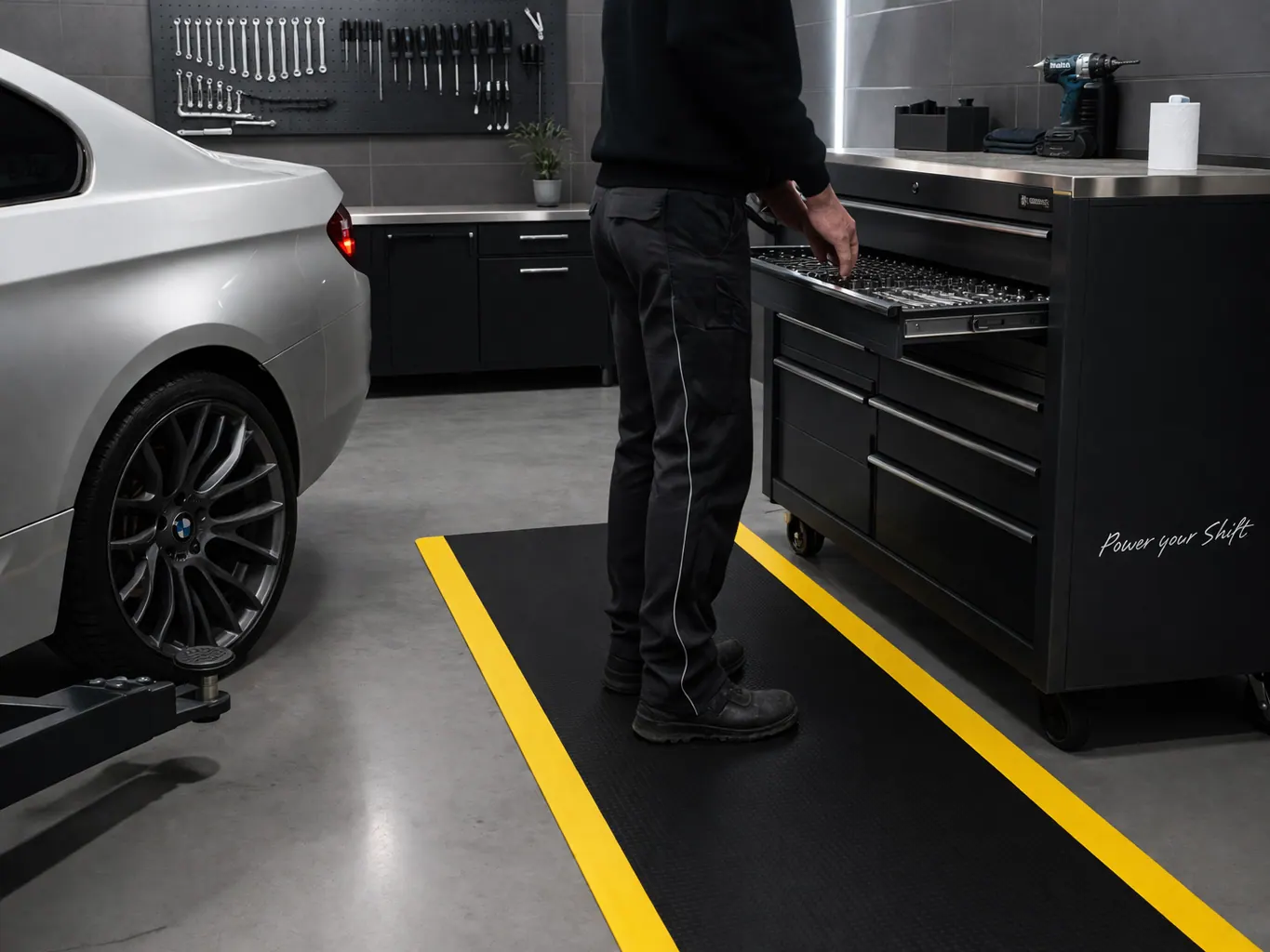 Maximum Matting M1 Series anti-fatigue mat in a light industrial workstation